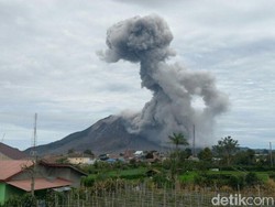Sinabung Kembali Erupsi, Warga Diminta Menjauh hingga 7 Km