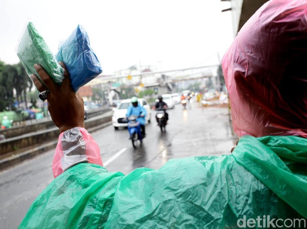Musim Hujan, Pedagang Jas Hujan Keliling Kembali Marak Musim Hujan, Pedagang Jas Hujan Keliling Kembali Marak