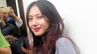 Suci Patia Setia Dampingi Gatot Brajamusti di Persidangan