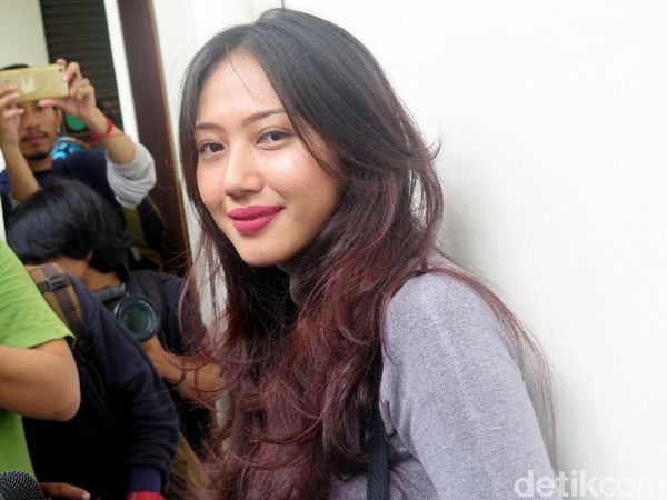 Suci Patia Setia Dampingi Gatot Brajamusti di Persidangan
