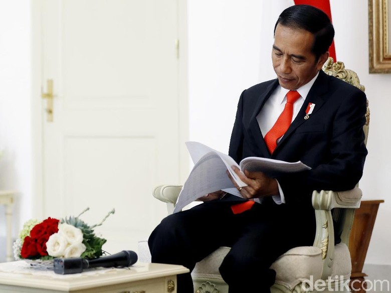 Diiringi Gerimis, Jokowi Serahkan Izin Pemanfaatan Hutan di Madiun