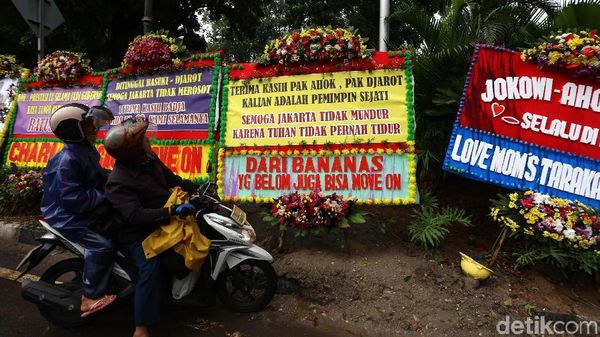 Karangan Bunga Terima Kasih Ahok-Djarot Meluber di Lapangan Banteng