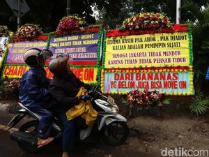 Karangan Bunga Terima Kasih Ahok-Djarot Meluber di Lapangan Banteng