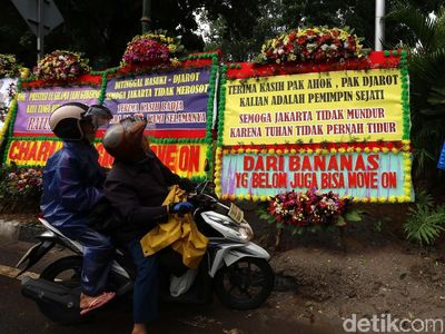 Karangan Bunga Terima Kasih Ahok-Djarot Meluber di Lapangan Banteng