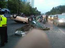 Diduga Sopir Ngantuk, Mobil Sedan Terguling di Jakpus