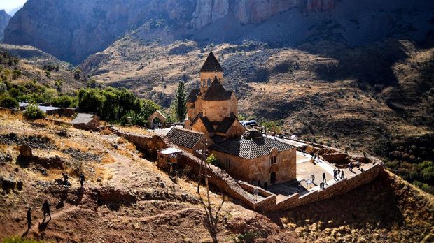 The Noravank 13th century monastery is pictured near Yeghegnadzor, some 120 km from Yerevan, on October 7, 2017. / AFP PHOTO / Kirill KUDRYAVTSEV