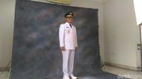 Senyum Semringah Anies Pakai Baju Gubernur DKI