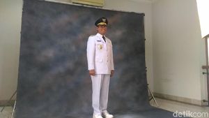 Senyum Semringah Anies Pakai Baju Gubernur DKI