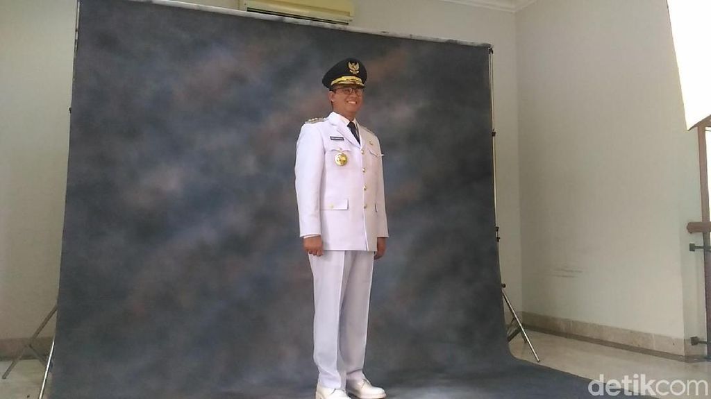 Senyum Semringah Anies Pakai Baju Gubernur DKI Senyum Semringah Anies Pakai Baju Gubernur DKI