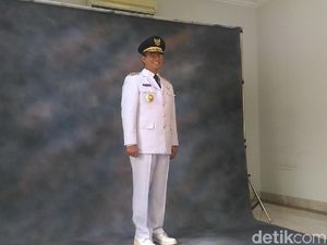 Senyum Semringah Anies Pakai Baju Gubernur DKI Senyum Semringah Anies Pakai Baju Gubernur DKI