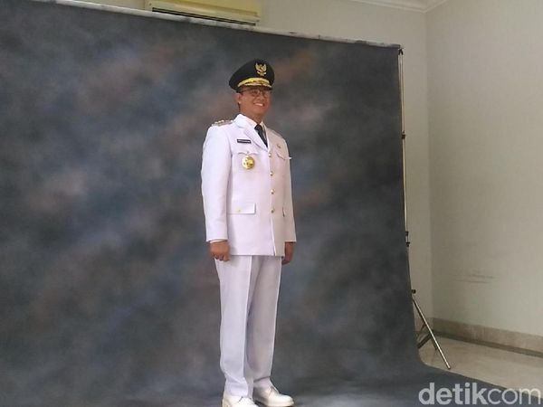 Senyum Semringah Anies Pakai Baju Gubernur DKI