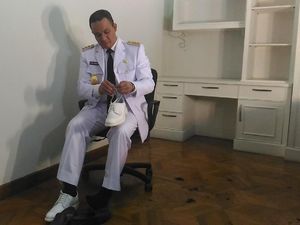 Video Saat Anies Fitting Baju Gubernur DKI