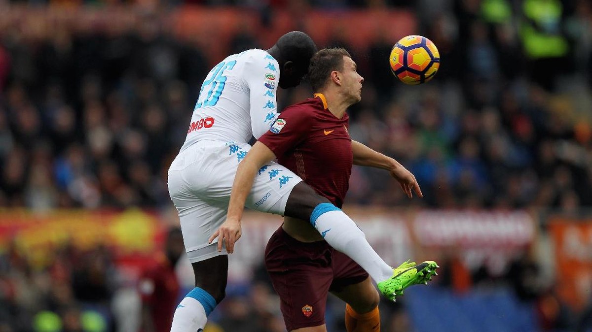 Duel Kalidou Koulibaly dengan Edin Dzeko saat Napoli berkunjung ke AS Roma, 4 Maret 2017. Foto: Paolo Bruno/Getty Images