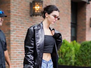 Foto: 8 Gaya Unik Selebriti Pakai Tren Denim, Yay or Nay?