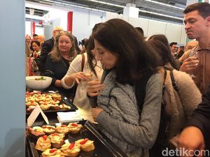 Pengunjung dari Jerman Antusias Mencicipi Nasi Kuning