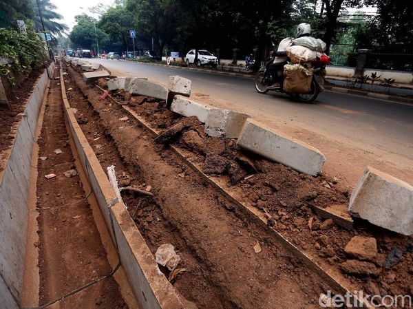 Cegah Banjir, Saluran Air di Jalan Jambore Cibubur Diperbaiki