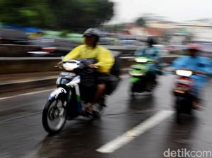 Sebelum Ngantor Hujan-hujanan Naik Motor, Perhatikan Ini! Sebelum Ngantor Hujan-hujanan Naik Motor, Perhatikan Ini!