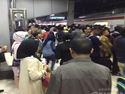 Ada Kendala di Stasiun Cikini, Penumpang KRL Sempat Menumpuk