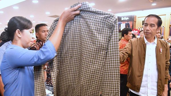 Saat Jokowi Melirik Baju Kotak-kotak di Mall