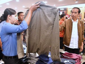 Saat Jokowi Melirik Baju Kotak-kotak di Mall