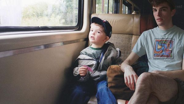 Keren! Pria Ini Temui Dirinya di Masa Kecil Berkat Photoshop