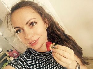 Topless, Wanita Rusia Tewas Saat Keluar Jendela Mobil yang Melaju