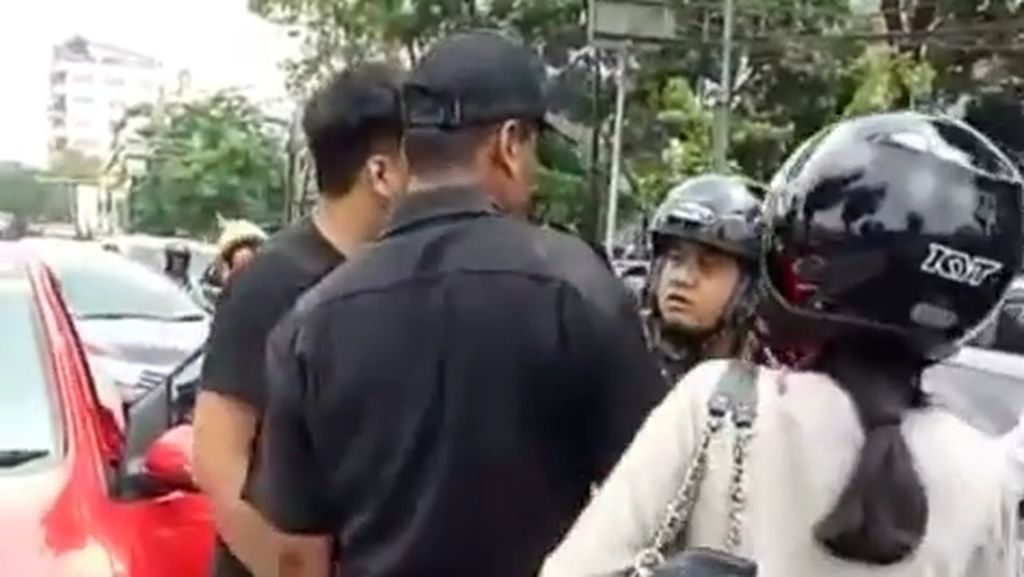 Detik-detik Menegangkan Anggota TNI AL Baku Hantam dengan Pemobil