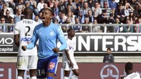 5. Penyerang Marseille, Clinton NJie, berada di posisi kelima usai mencetak lima gol dalam enam laga di Ligue 1 (358 menit). NJie rata-rata mencetak satu gol tiap 72 menit. Foto: Francois Lo Presti/AFP