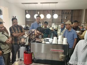 50 Petani Muda Jabar Dilatih Menanam Kopi di Hutan 50 Petani Muda Jabar Dilatih Menanam Kopi di Hutan