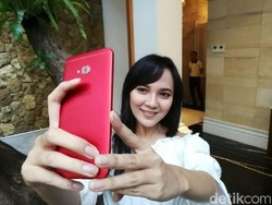 Di Indonesia, Ponsel Selfie Masih Jadi Lumbung Duit