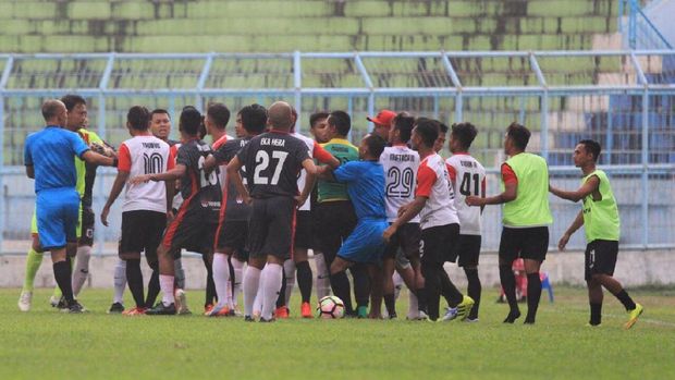 Persewangi vs PSBK Blitar pada playoff khusus diwarnai adu jotos