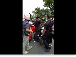 Anggota TNI AL Baku Hantam dengan Pemobil di Rawamangun Anggota TNI AL Baku Hantam dengan Pemobil di Rawamangun