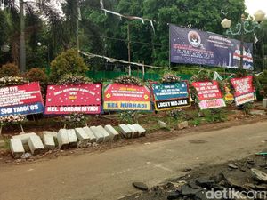 Karangan Bunga untuk Ahok-Djarot Dipindah ke Lapangan Banteng