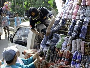 Kirab Gunungan Busana di Pekalongan, 2.000 Pakaian Dibagikan Gratis Kirab Gunungan Busana di Pekalongan, 2.000 Pakaian Dibagikan Gratis