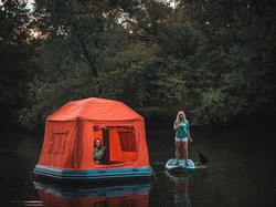 Mau Coba Kemping di Atas Air?