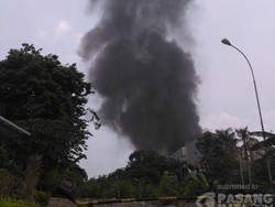 Tumpukan Sampah Terbakar dan Menyambar Gubuk di Koja