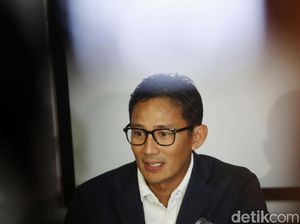 Pakai Seragam Pelantikan, Sandiaga Berangkat ke Masjid Sunda Kelapa Pakai Seragam Pelantikan, Sandiaga Berangkat ke Masjid Sunda Kelapa