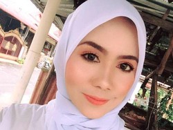 Viral Foto Guru Cantik Gendong Murid di Tengah Banjir, Bikin Kagum Netizen