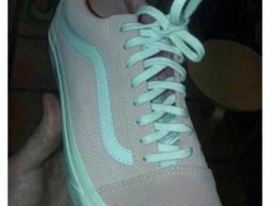 Lagi Viral, Warna Sneakers Ini Pink-Putih atau Hijau-Abu?