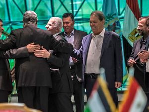 Hamas dan Fatah Tanda Tangani Kesepakatan Rekonsiliasi di Kairo Hamas dan Fatah Tanda Tangani Kesepakatan Rekonsiliasi di Kairo