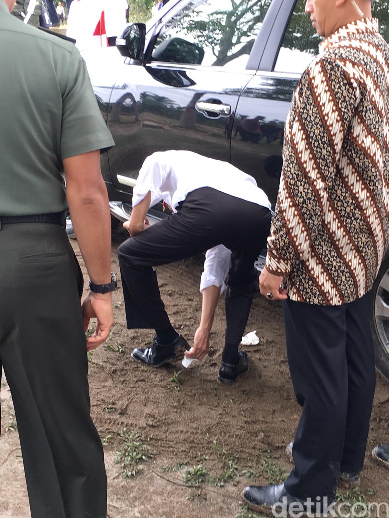 Foto: Saat Jokowi Bersihkan Sepatu yang Berlumpur