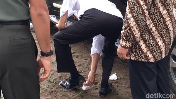 Foto: Saat Jokowi Bersihkan Sepatu yang Berlumpur