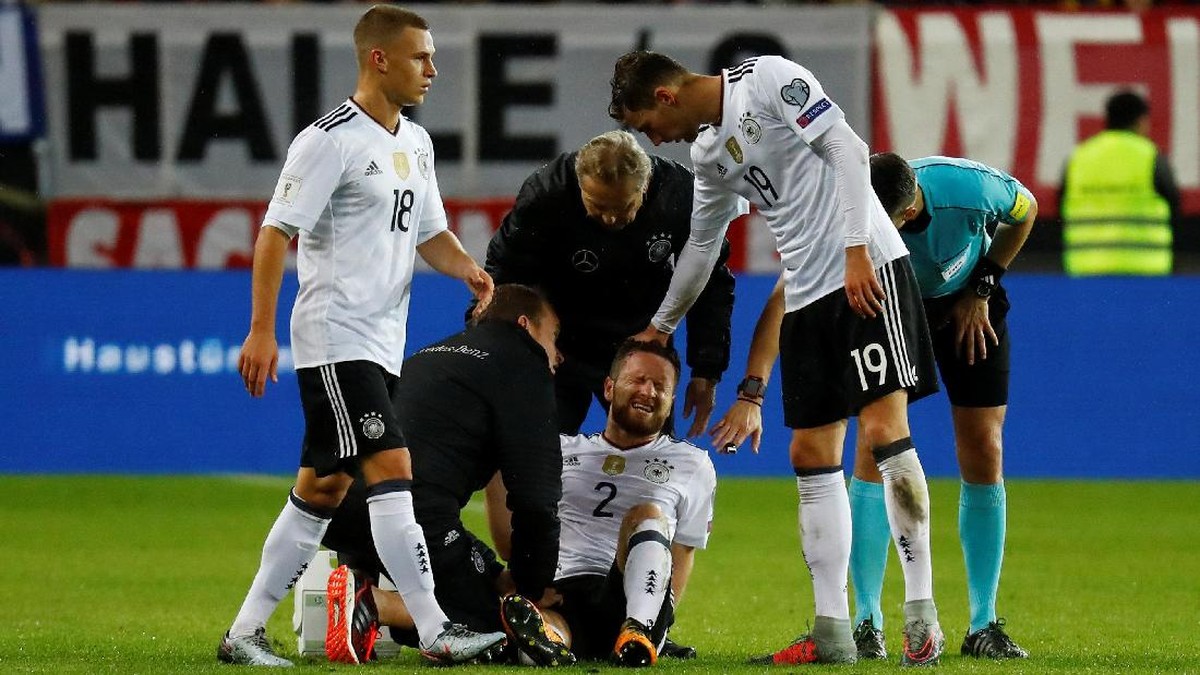 Shkodran Mustafi mengalami cedera saat memperkuat timnas Jerman (Foto: Kai Pfaffenbach/Reuters)