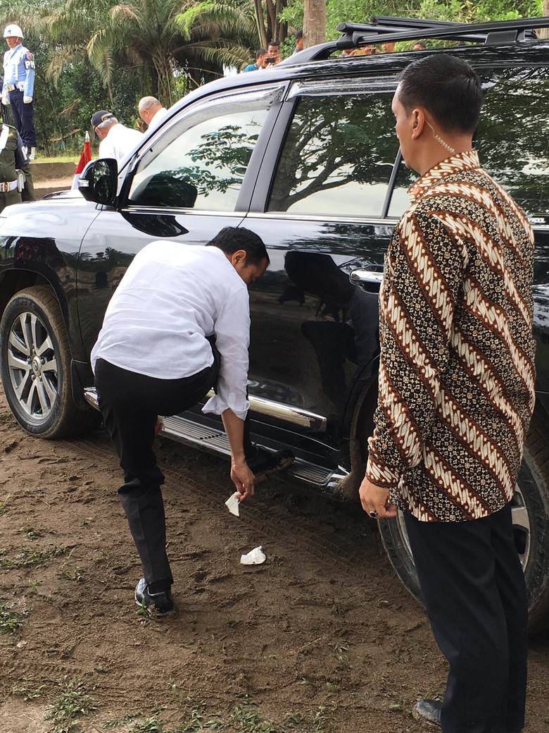 Bermodal Tisu, Jokowi Bersihkan Sendiri Sepatunya yang Berlumpur