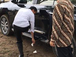 Bermodal Tisu, Jokowi Bersihkan Sendiri Sepatunya yang Berlumpur