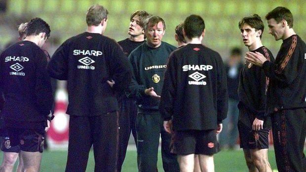 Sir Alex Ferguson menjadi pelatih tersukses di Liga Primer Inggris dengan meraih 13 gelar.