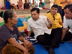 Kunjungi Pengungsi Gunung Agung, Setya Novanto Beri Sembako