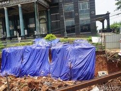 Tanah di Depan Menara Saidah Longsor, Begini Penampakannya