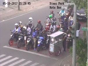 Berhenti di Belakang Garis Stop, PKL Ini Tuai Pujian