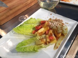 Begini Reaksi Bule di FBF 2017 Makan Tempe dan Rujak